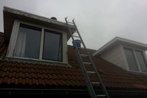 Tijdens de dakkapel reiniging