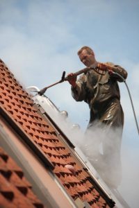 G.G.D.R. in actie met dakreiniging