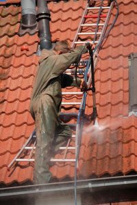 Dakpannen schoonspuiten